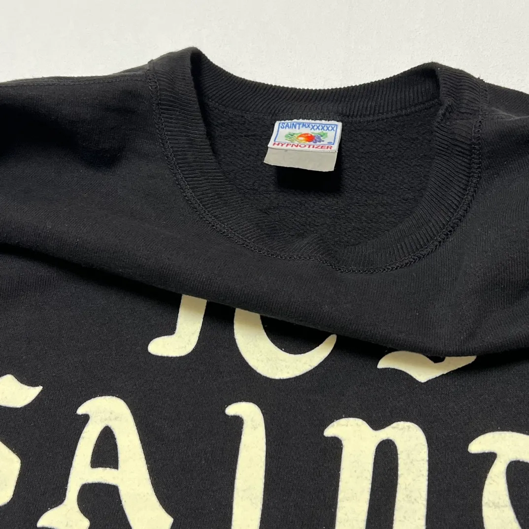 SAINT Mxxxxxx CREW SWT/IT'S SAINT/BLK Flocked SAINT sweatshirt Black S-XL ⚠️Note: This is flocking printing, not glue or crack paste. Don’t buy what you see in the picture. Short and loose fit. Both front and rear necklines are curved. Electrostatic flocking printing technology. Correct accessories. Fruit main mark/little angel anti-counterfeiting label.